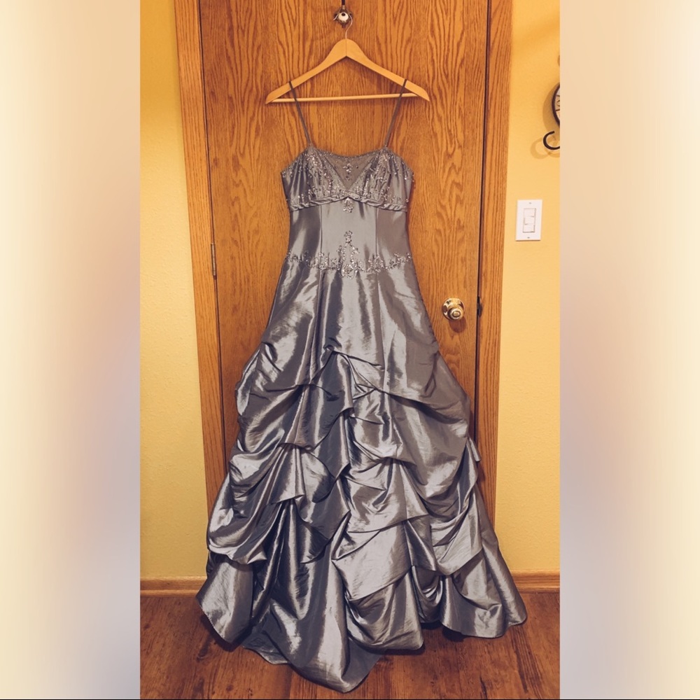 JUMP Grey Junior Prom Dress Size 7/8